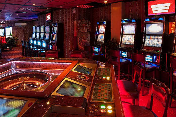 Live dealer at Free Bet Blackjack table on selalubet